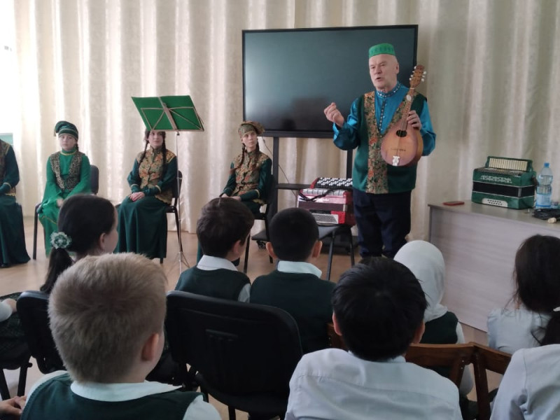 Сегодня в гимназии прошла встреча обучающихся 2а, 2б,3б, 4б классов с «Народным коллективом» национальным ансамблем татарской музыки «Тургай» (руководитель Тагир Салихов)..